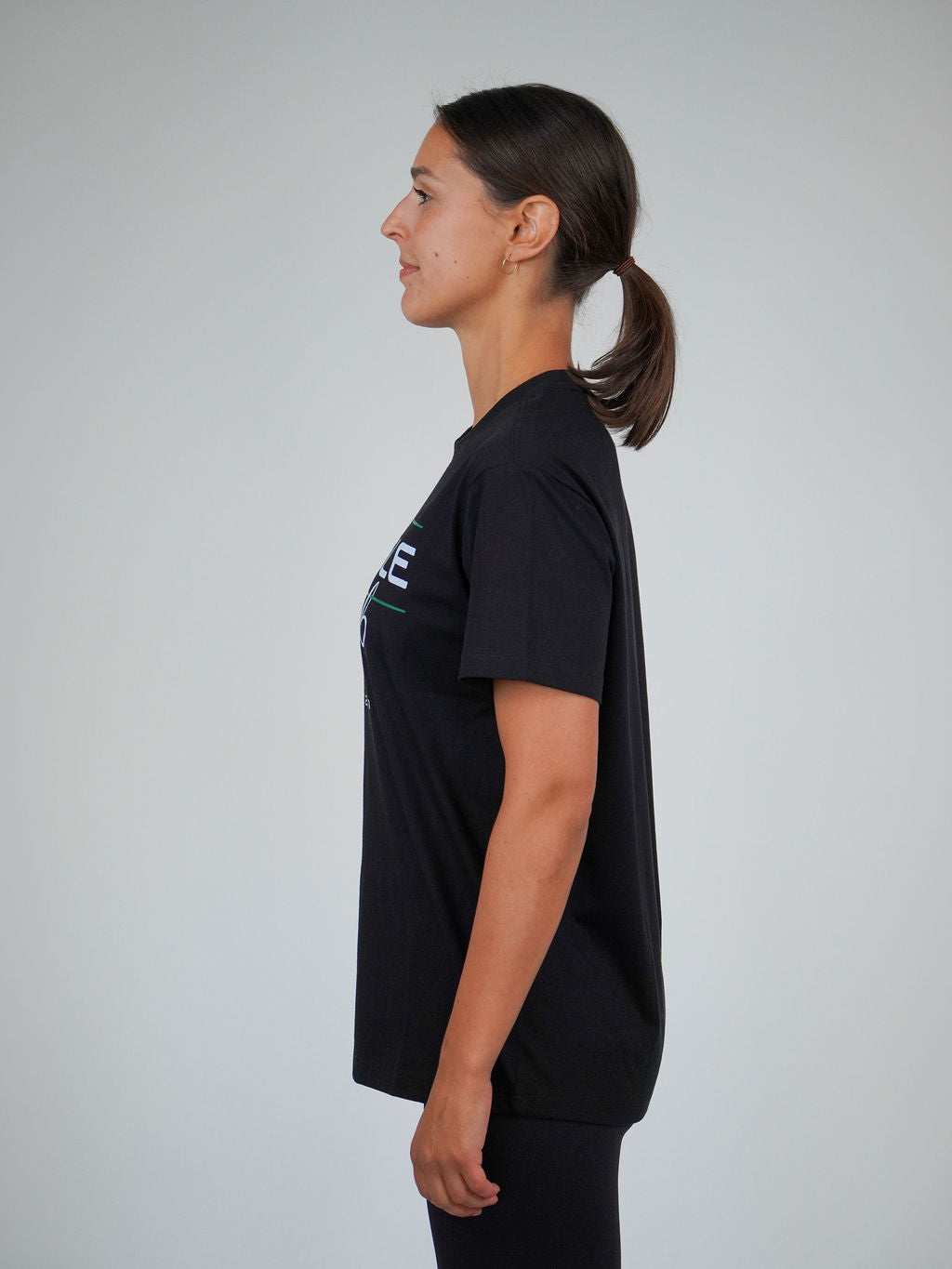 Kvinna i Humble Club T-shirt från Humble Athletics, Ambitious-kollektionen