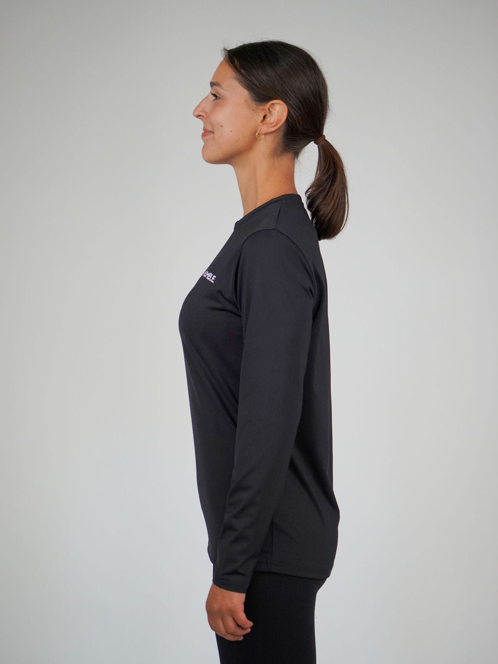 Kvinna i Performance Long Sleeve från Humble Athletics