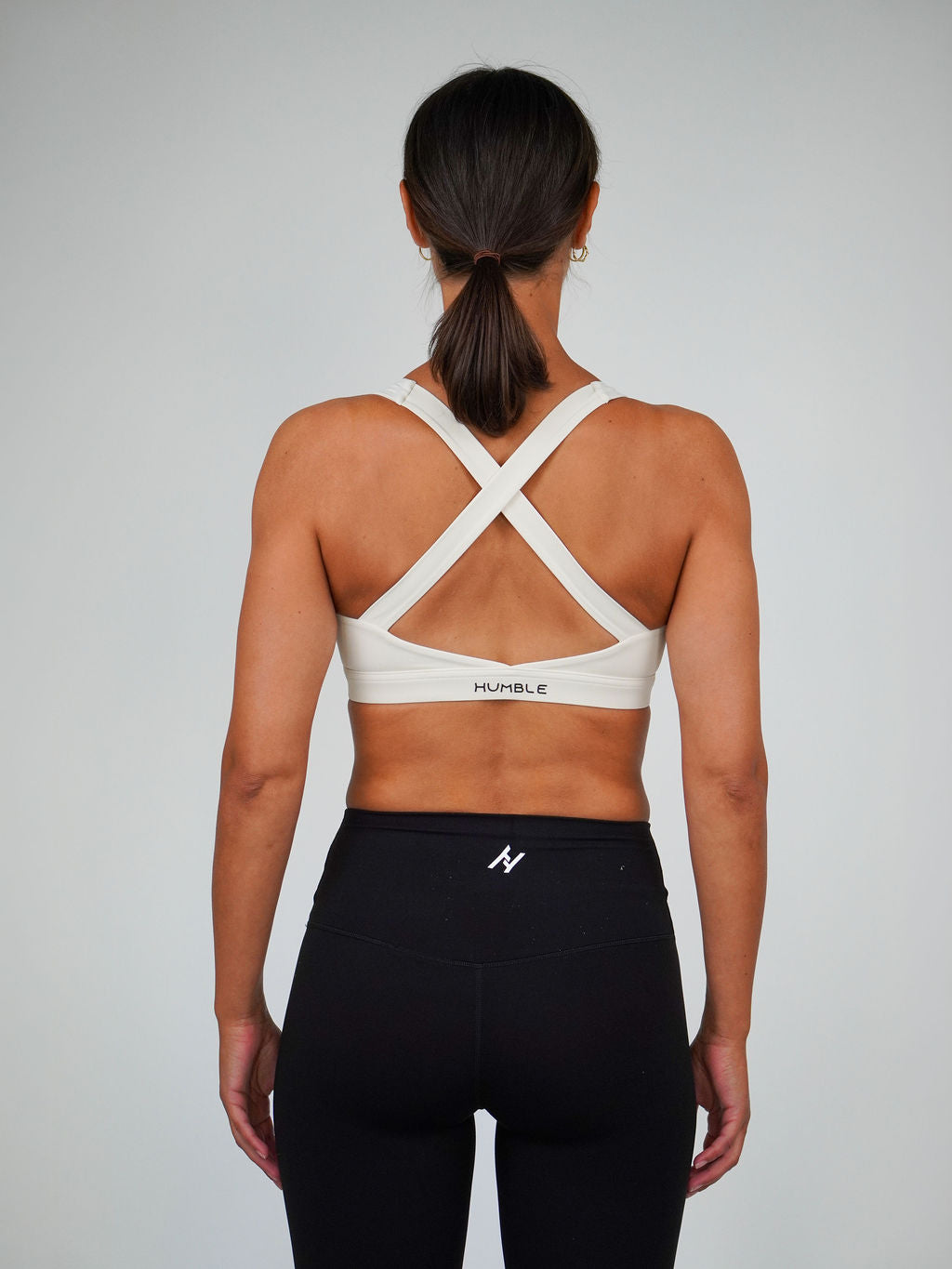 Kvinna i beige Ambitious Sports Bra från Humble Athletics