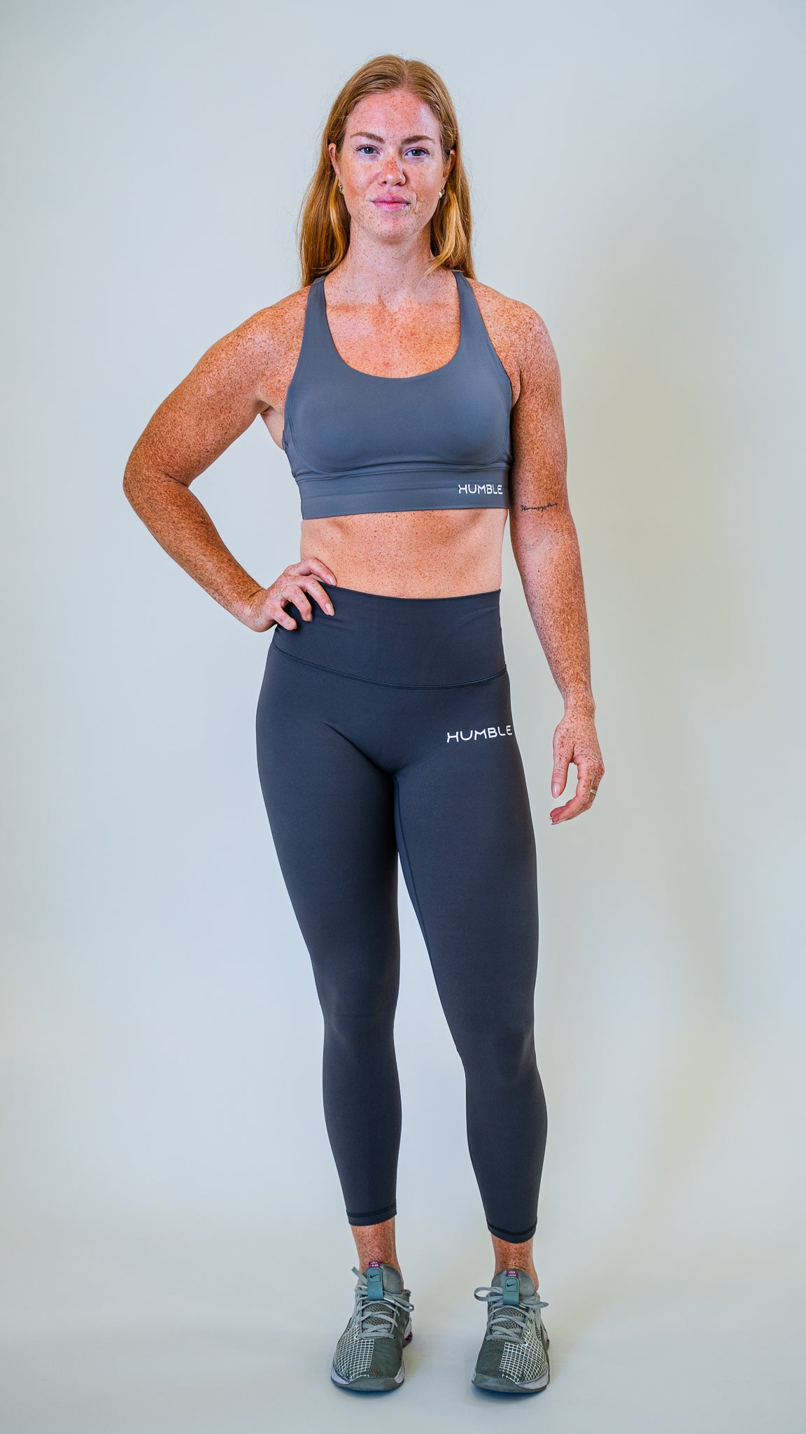 Gråa träningstights som är skapade för tuffa träningspass som Crossfit och Hyrox.