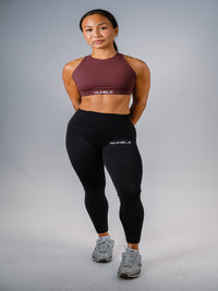 Kvinna i svarta Ambitious Tights från Humble Athletics, squat-proof träningstights